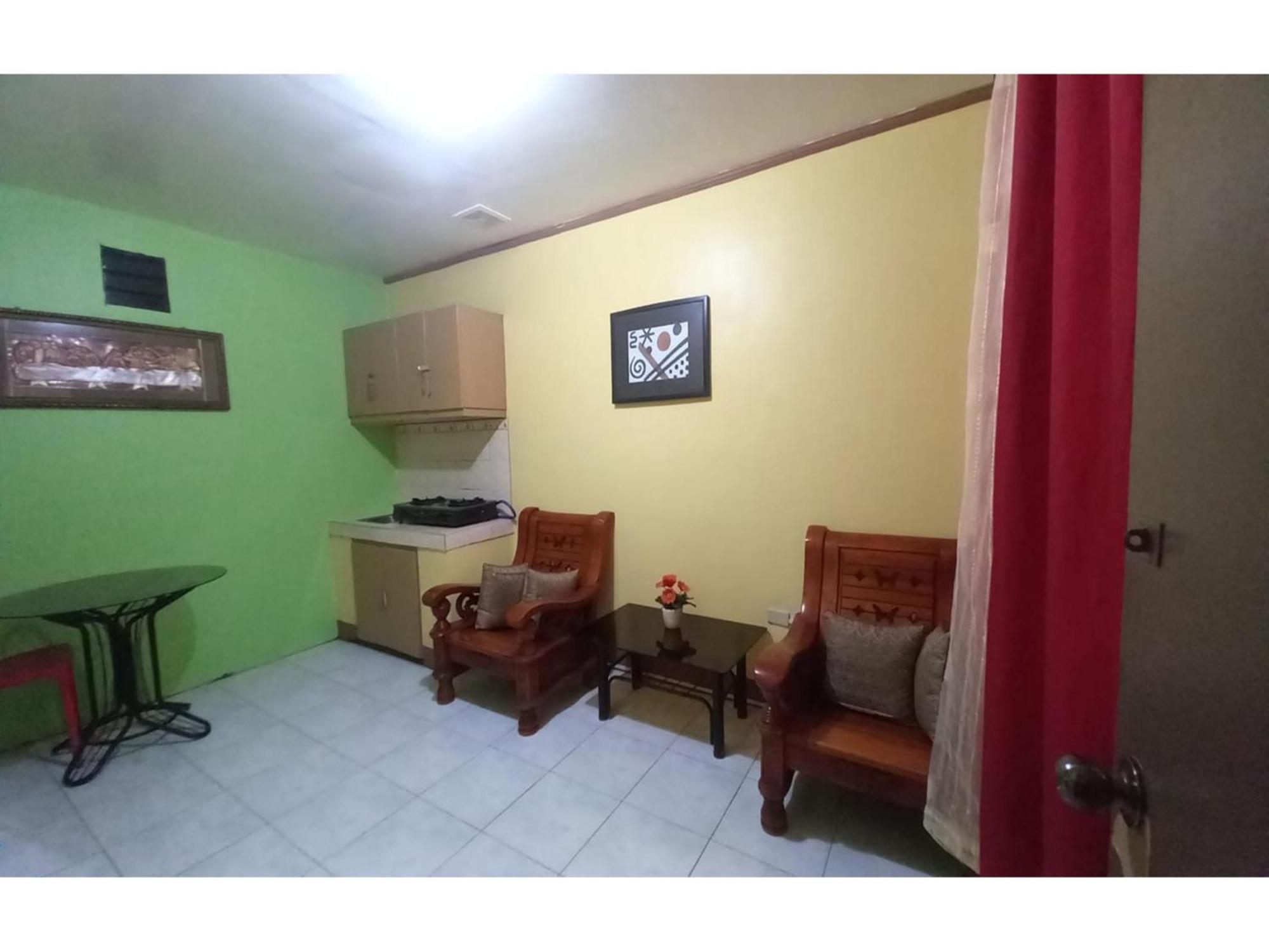RedDoorz @ Jomckayl Apartelle Naga Buitenkant foto