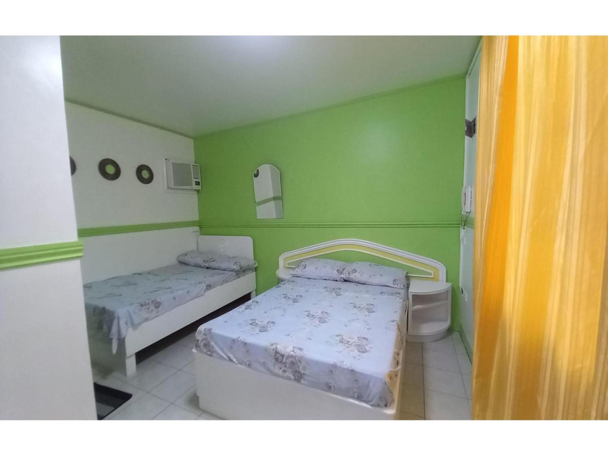 RedDoorz @ Jomckayl Apartelle Naga Buitenkant foto
