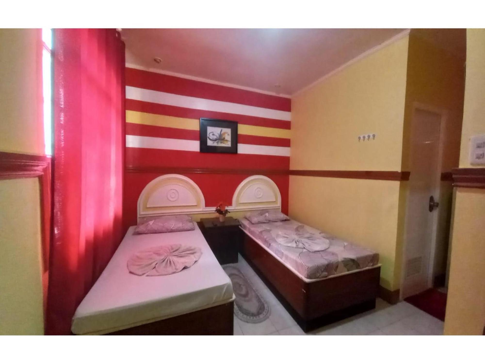 RedDoorz @ Jomckayl Apartelle Naga Buitenkant foto