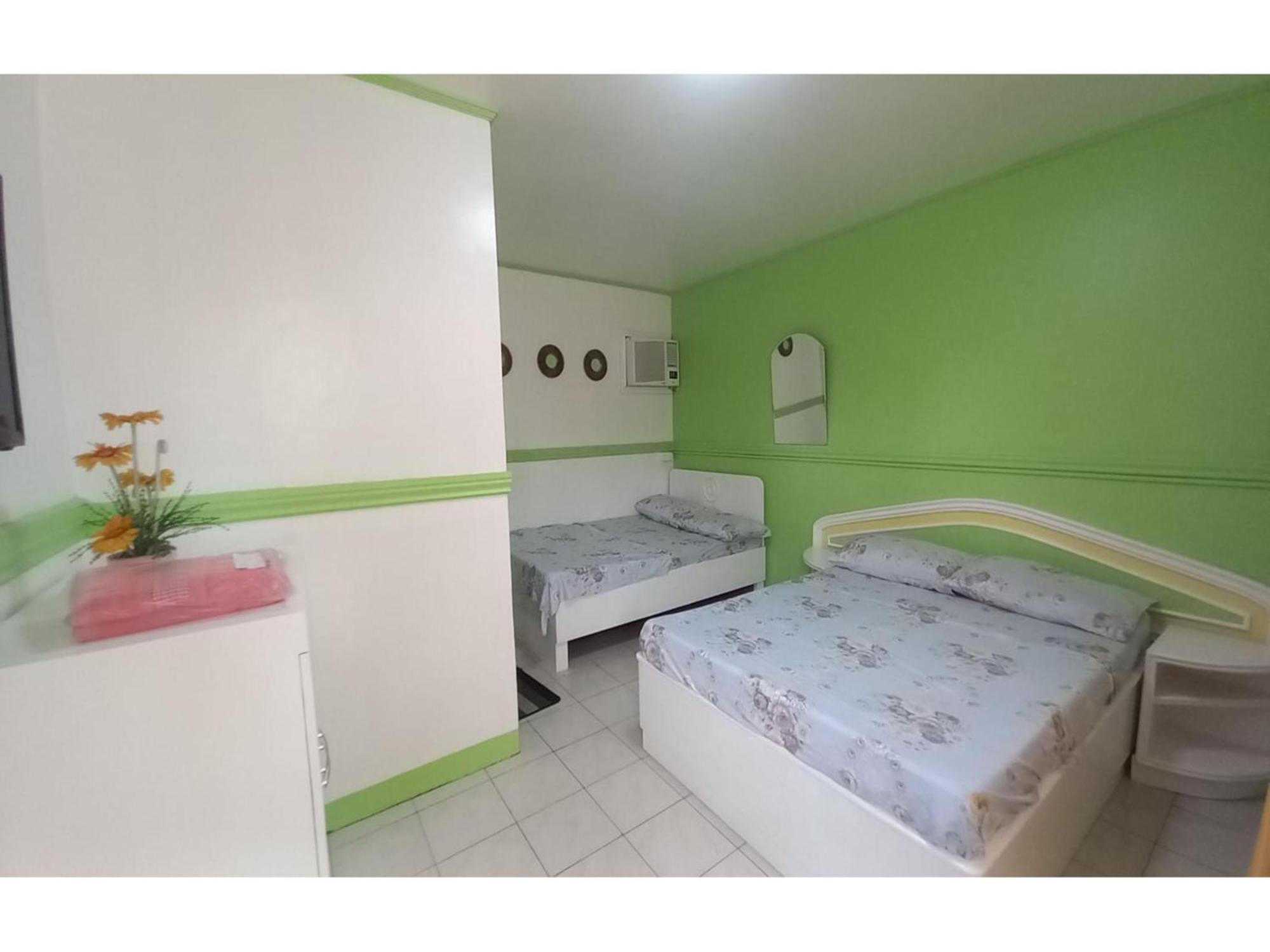 RedDoorz @ Jomckayl Apartelle Naga Buitenkant foto