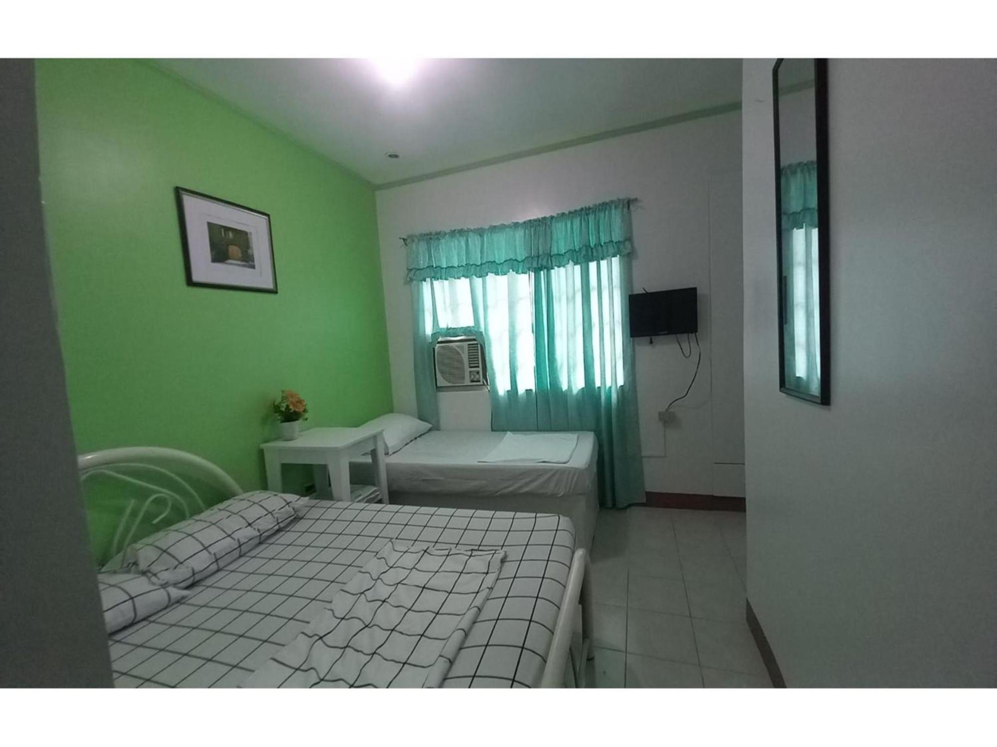 RedDoorz @ Jomckayl Apartelle Naga Buitenkant foto