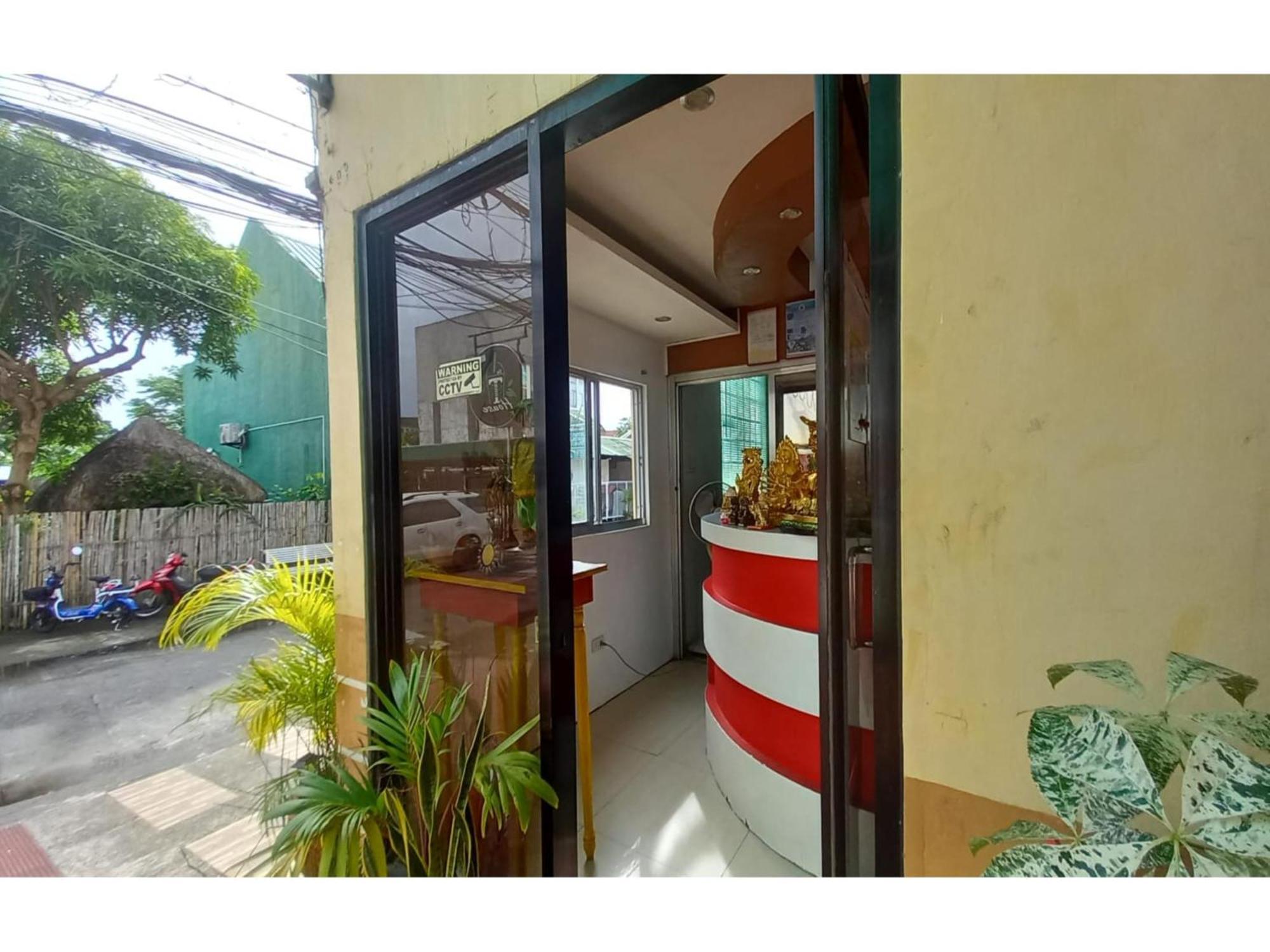 RedDoorz @ Jomckayl Apartelle Naga Buitenkant foto